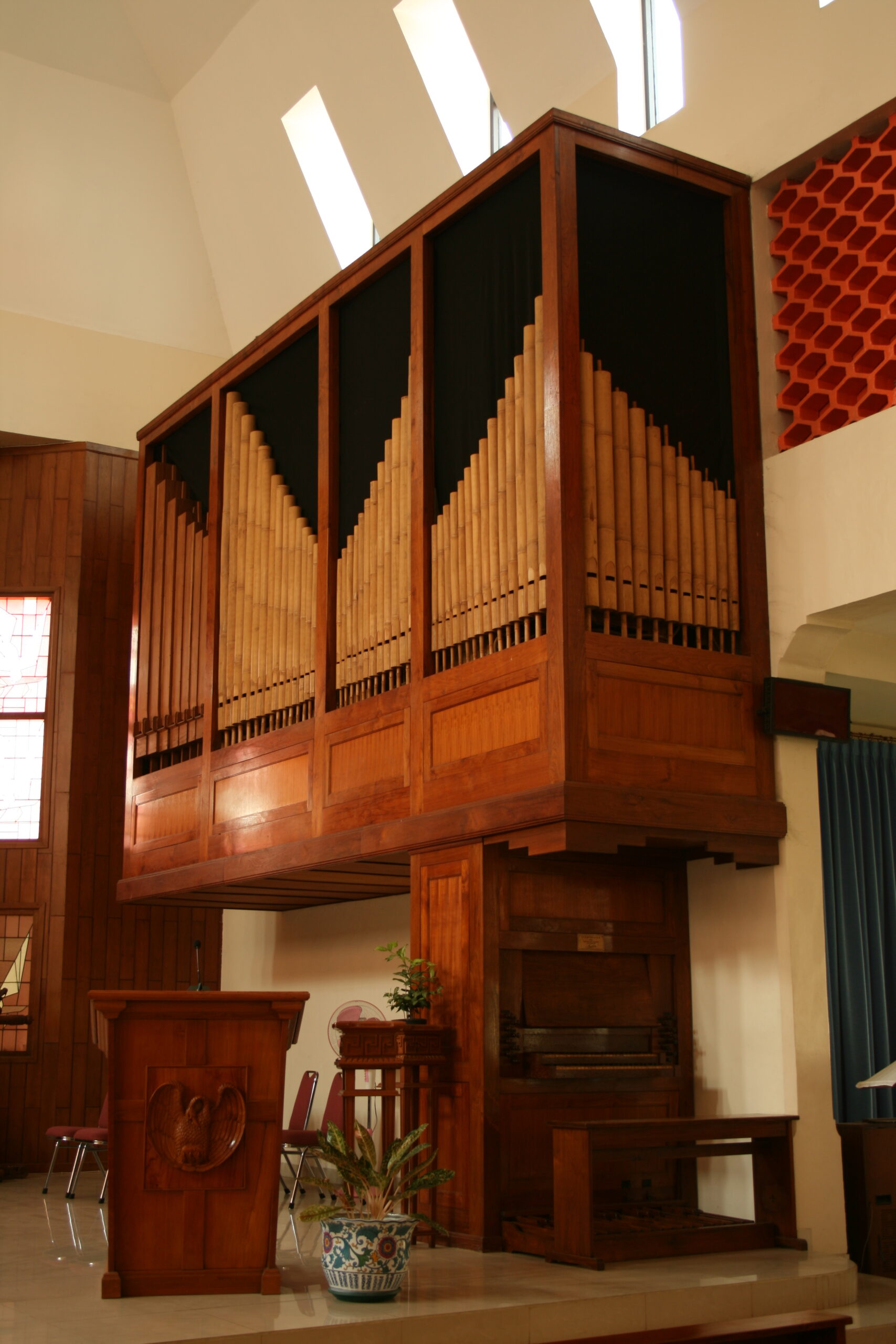 Orgel Bambu Gereja Santo Robertus Bellarminus